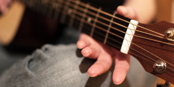 Cách giảm đau tay khi chơi guitar
