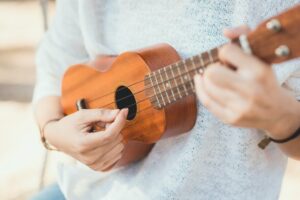 cách cầm đàn ukulele