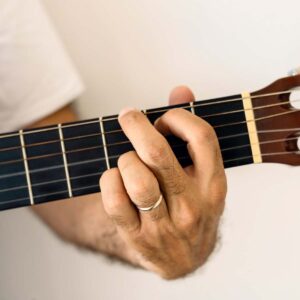 Guitar dùng 4 ngón - Ukulele và Guitar khác nhau chỗ nào?