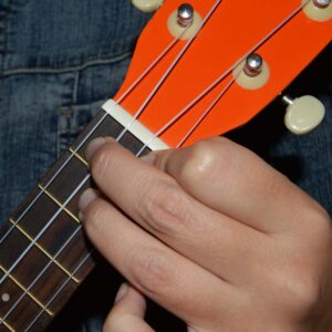Ukulele dùng 3 ngón - Ukulele và Guitar khác nhau chỗ nào?